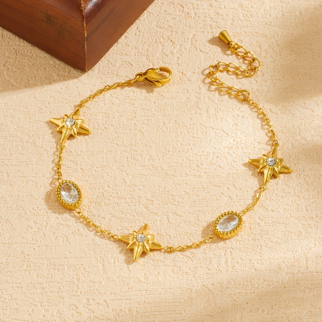 Korean style, fashionable and simple, rhinestone-encrusted oval gold-plated eight-pointed star accessory chain, exquisite stainless steel jewelry bracelet.