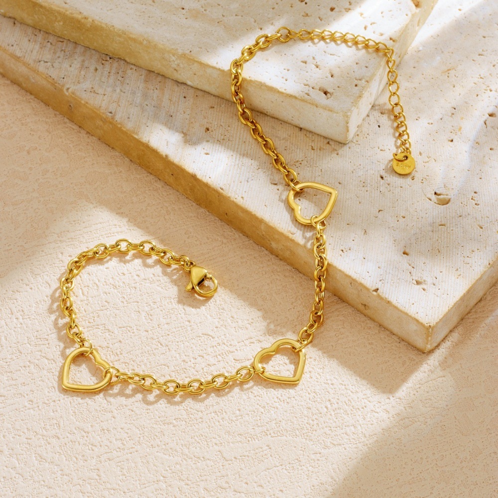 Korean style, fashionable and simple, gold-plated hollow heart-shaped accessory chain, stainless steel, versatile jewelry, heart-shaped pendant bracelet.