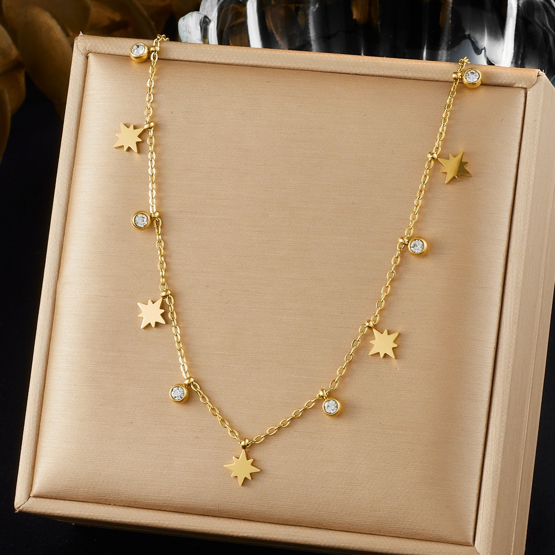 Stylish and simple eight-pointed star diamond-encrusted round pendant accessory gold-plated stainless steel chain jewelry elegant and versatile necklace