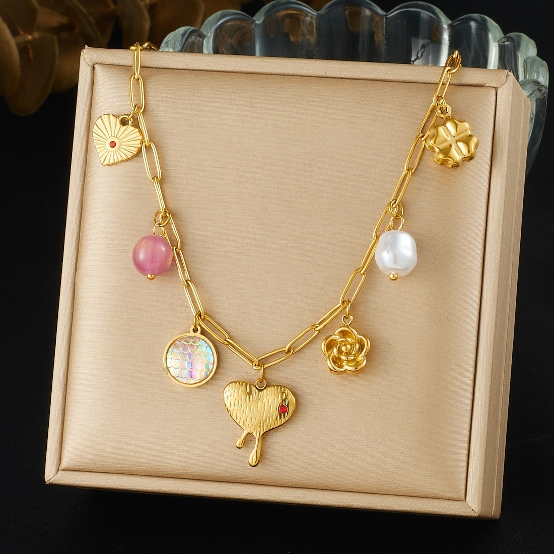 Cross-border fashion design gold-plated diamond-encrusted irregular heart flower fish scale round pendant stainless steel necklace