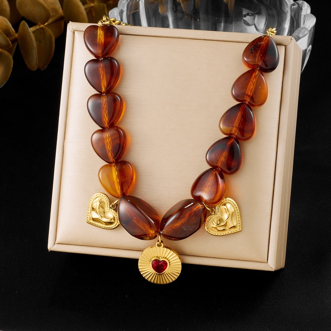 Cross-border fashion Maillard tiger's eye beaded chain with gold-plated heart-shaped diamond-encrusted round pendant jewelry set