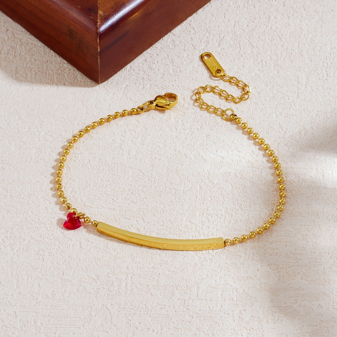 Niche fashion minimalist light luxury gold-plated stainless steel chain bracelet with red heart-shaped pendant, versatile and elegant.
