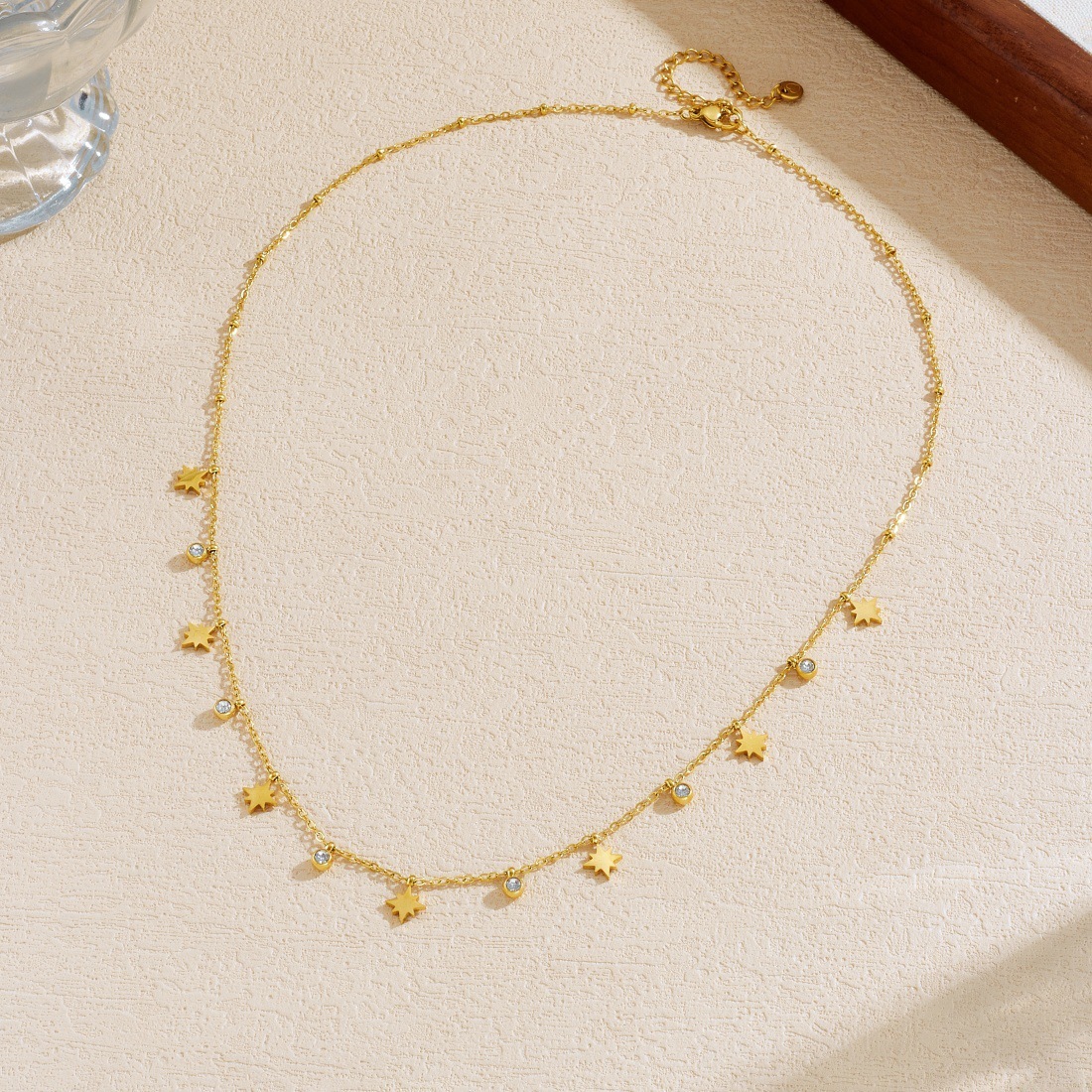 Stylish and simple eight-pointed star diamond-encrusted round pendant accessory gold-plated stainless steel chain jewelry elegant and versatile necklace