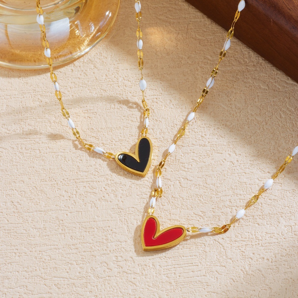 Cross-border fashion minimalist gold-plated drip lip chain with black and red heart pendant, stainless steel versatile jewelry necklace