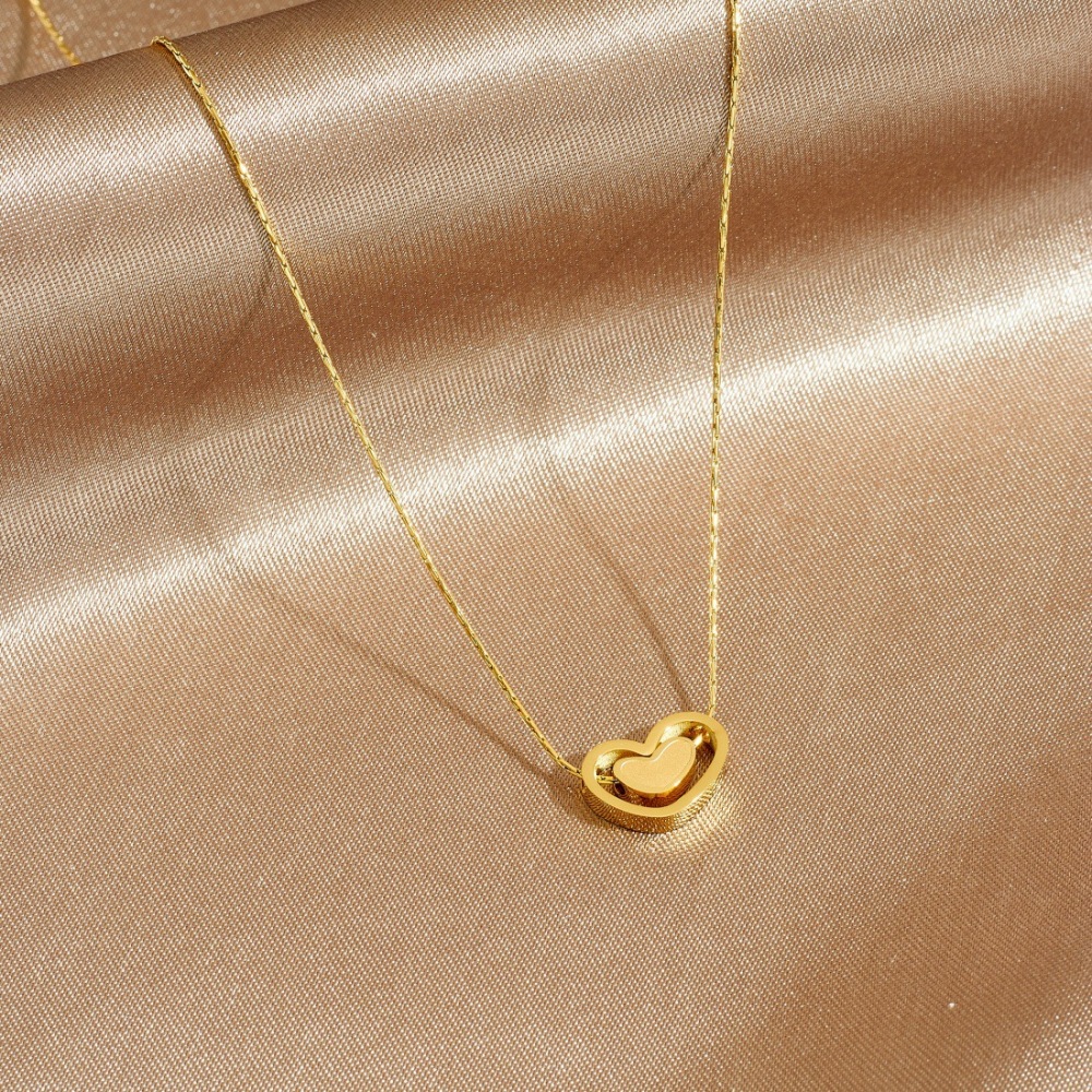 Affordable luxury niche design heart pendant, versatile and elegant clavicle chain, gold-plated stainless steel openwork heart necklace