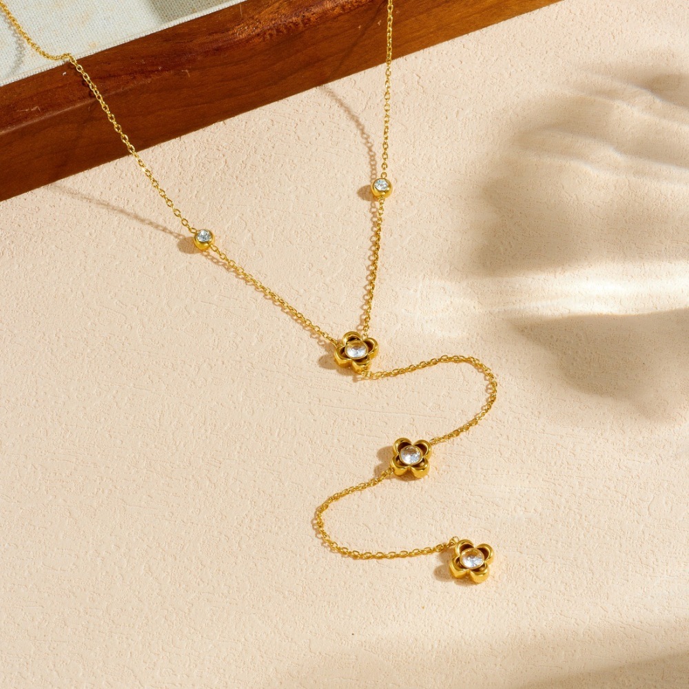 Niche fashion minimalist design, diamond-encrusted openwork flowers, gold-plated stainless steel long tassel chain jewelry necklace.