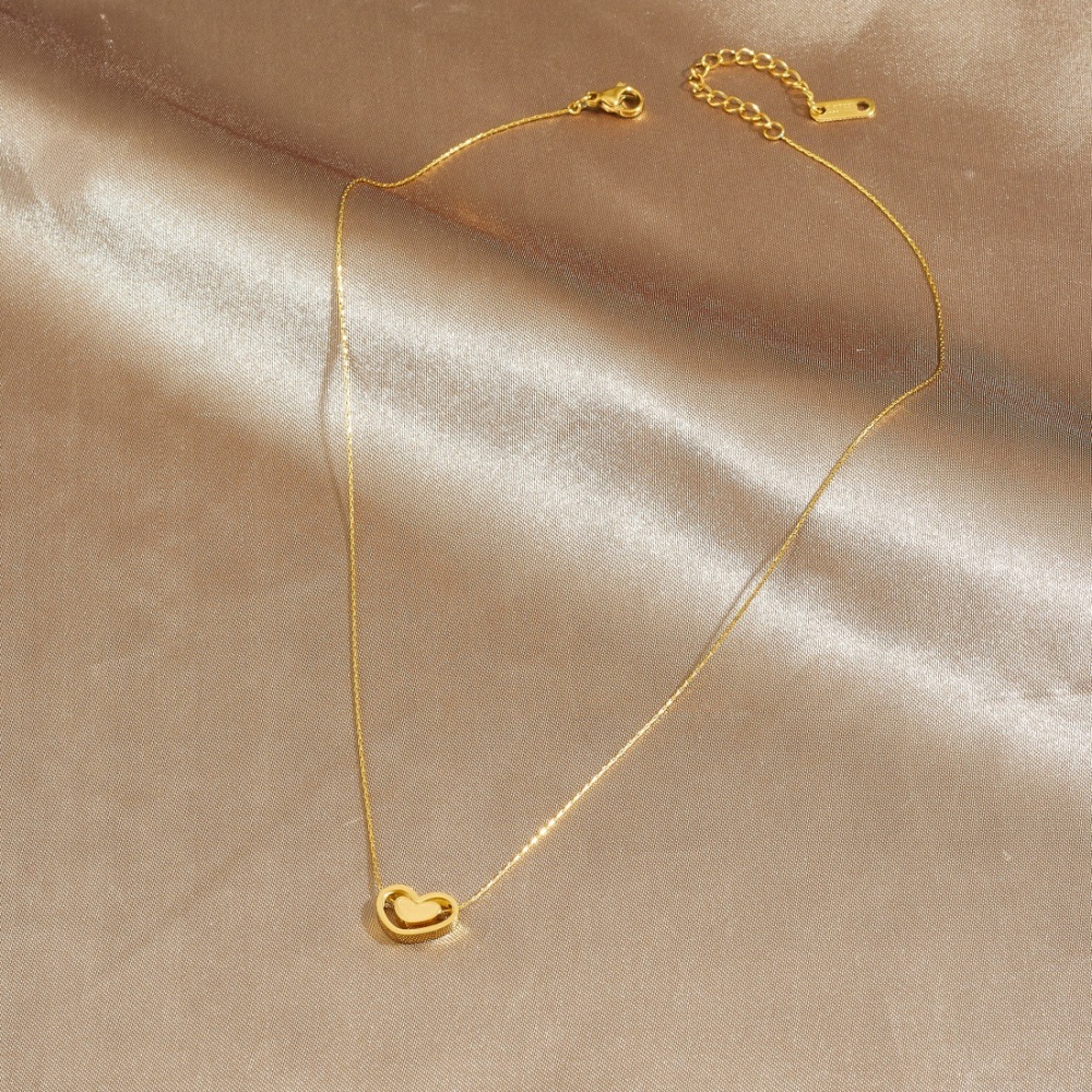 Affordable luxury niche design heart pendant, versatile and elegant clavicle chain, gold-plated stainless steel openwork heart necklace