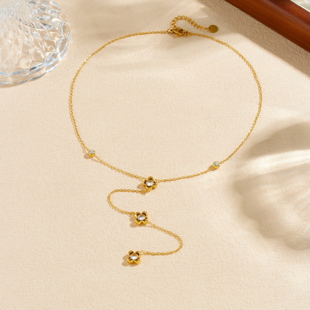 Niche fashion minimalist design, diamond-encrusted openwork flowers, gold-plated stainless steel long tassel chain jewelry necklace.