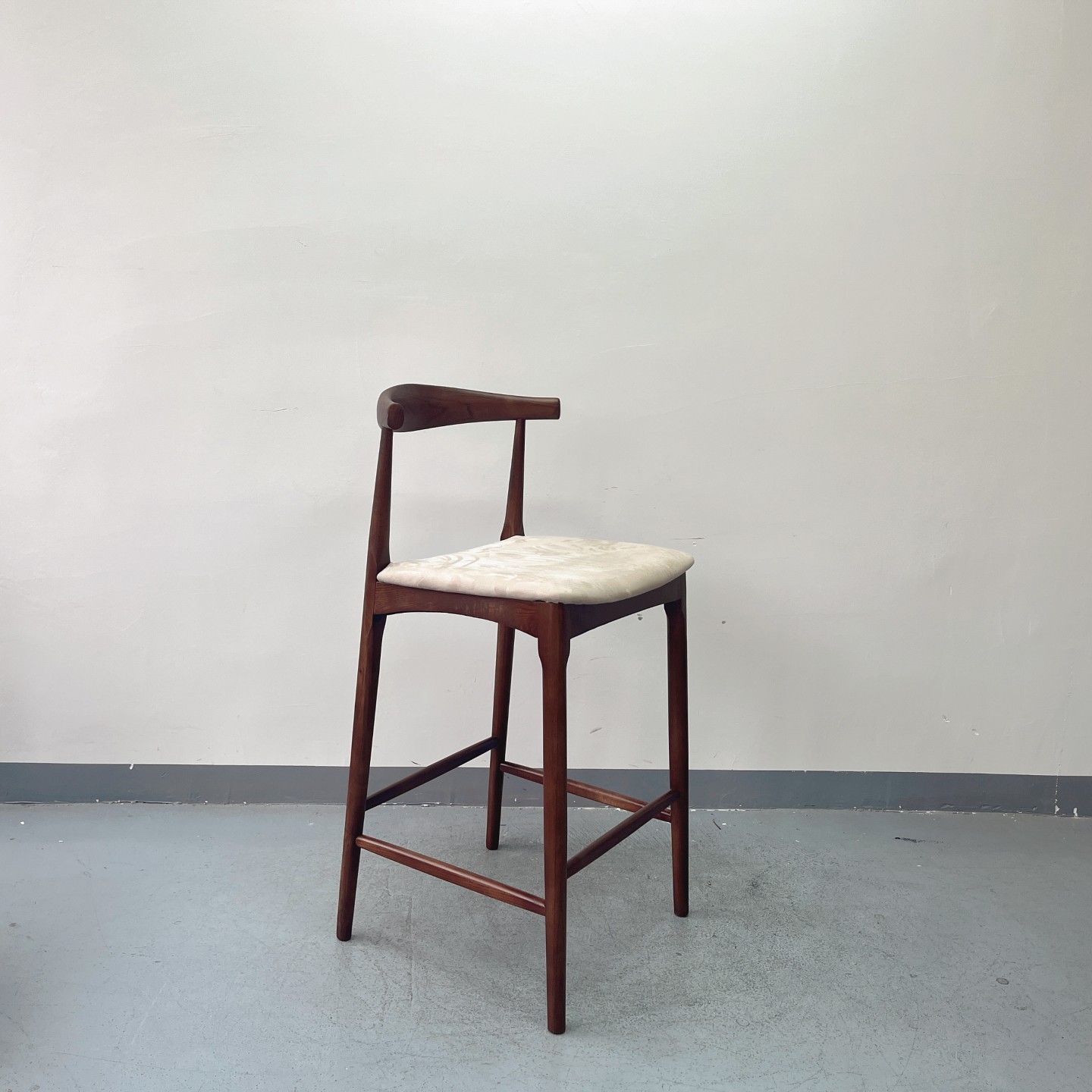 Modern Accent Dining Elbow Chair Barstool Solid Wood Farmhouse Counter Stool with PU Leather Cushion Seat NJY-002