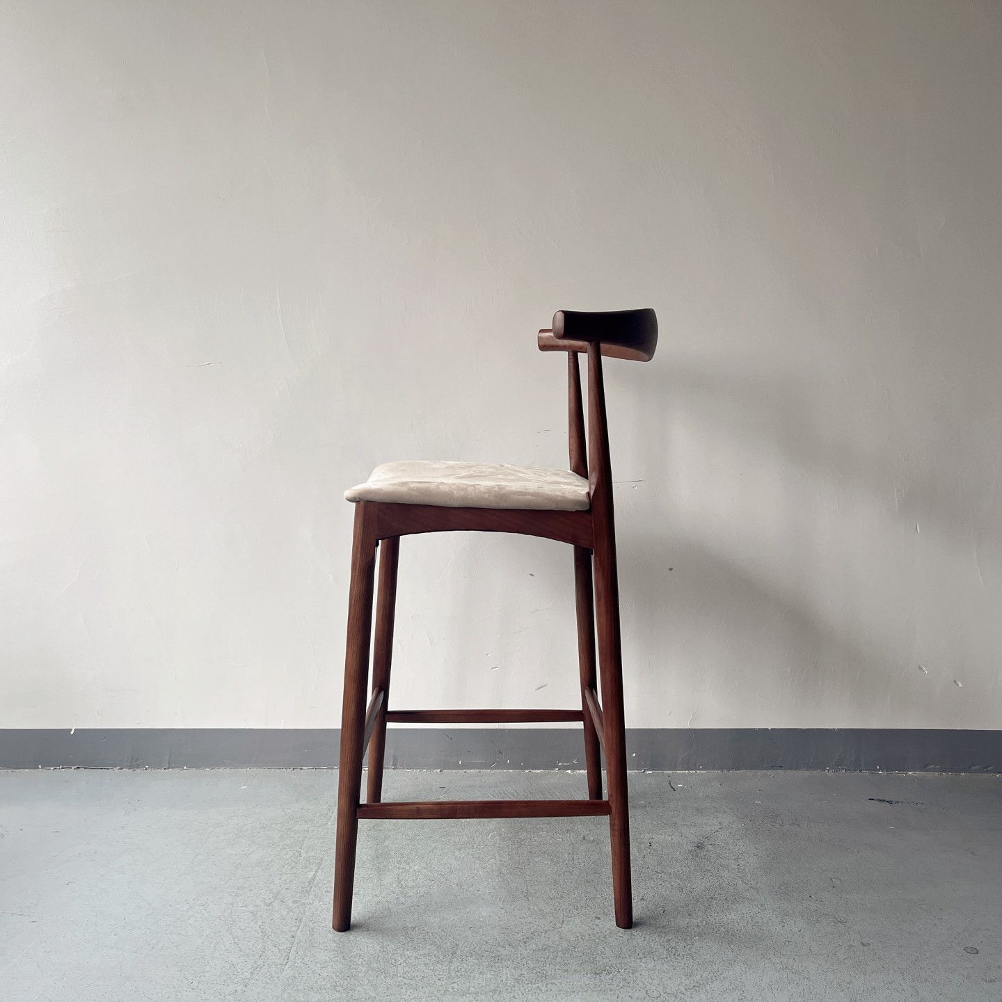 Modern Accent Dining Elbow Chair Barstool Solid Wood Farmhouse Counter Stool with PU Leather Cushion Seat NJY-002