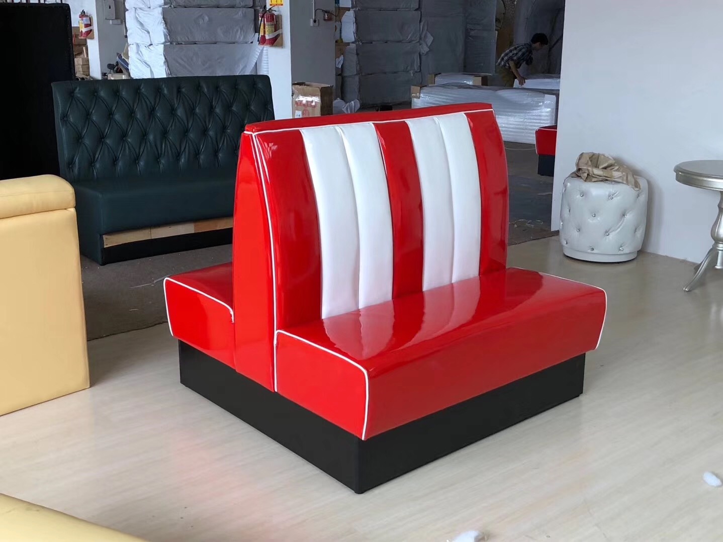 SOF Stylish 1950s Retro Style Restaurant 7-Channel Booth Seating with Iconic Red and White Color Scheme