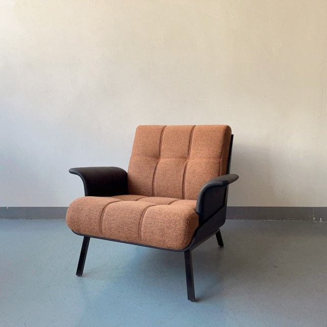Sunrise Oriental Furniture Modern Tufted Leather Accent Chair with Arms