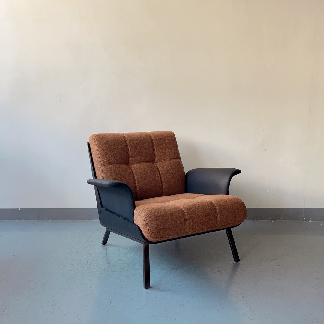 Sunrise Oriental Furniture Modern Tufted Leather Accent Chair with Arms