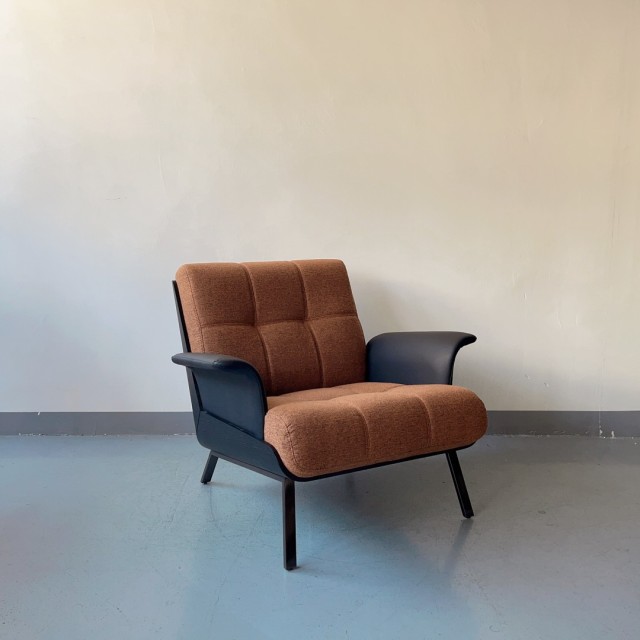 Sunrise Oriental Furniture Modern Tufted Leather Accent Chair with Arms