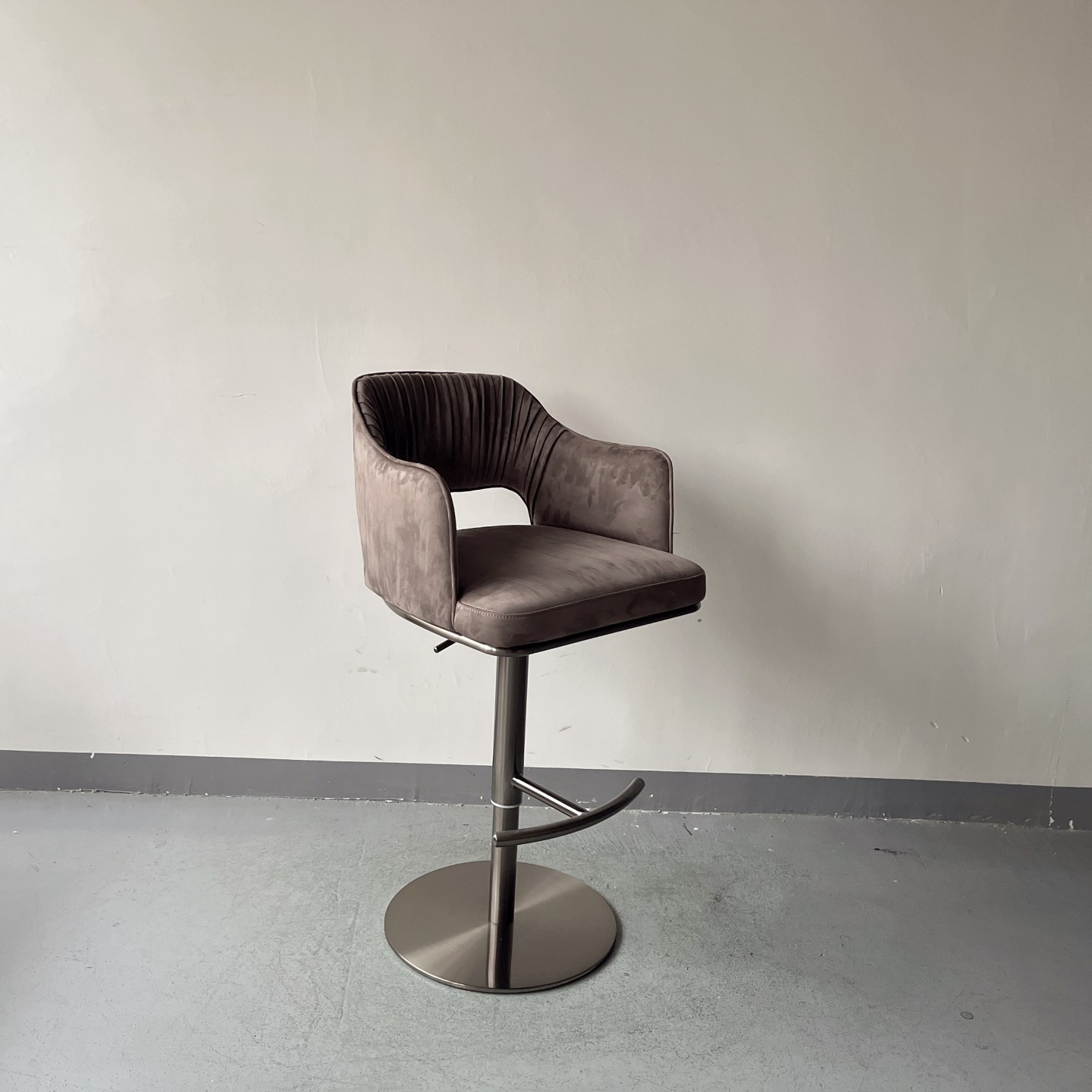 Sunrise Oriental Furniture - the Bella Adjustable Swivel Bar Stool (Pleated Style)