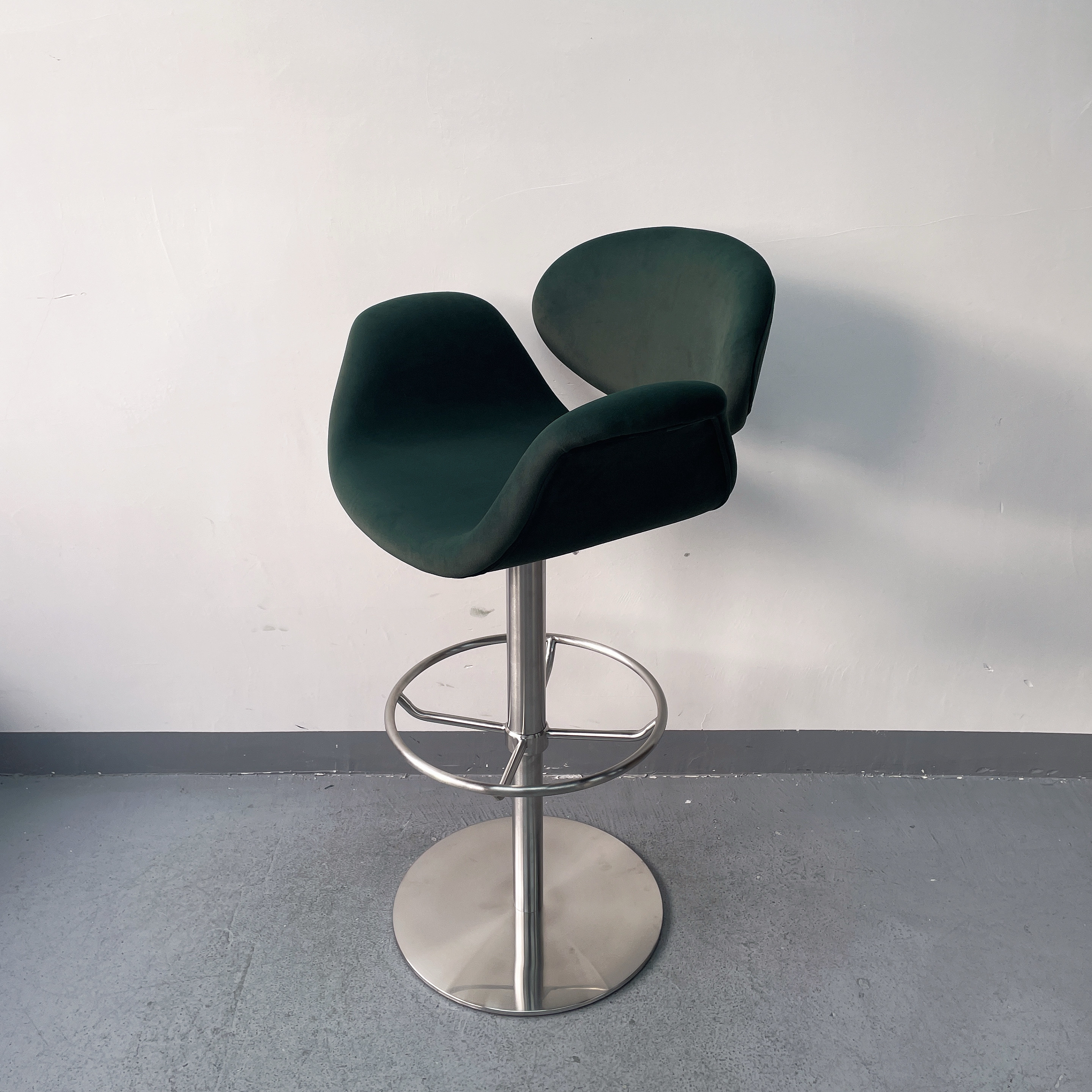 Sunrise Oriental Furniture - the Bellatier Swivel Bar Stool