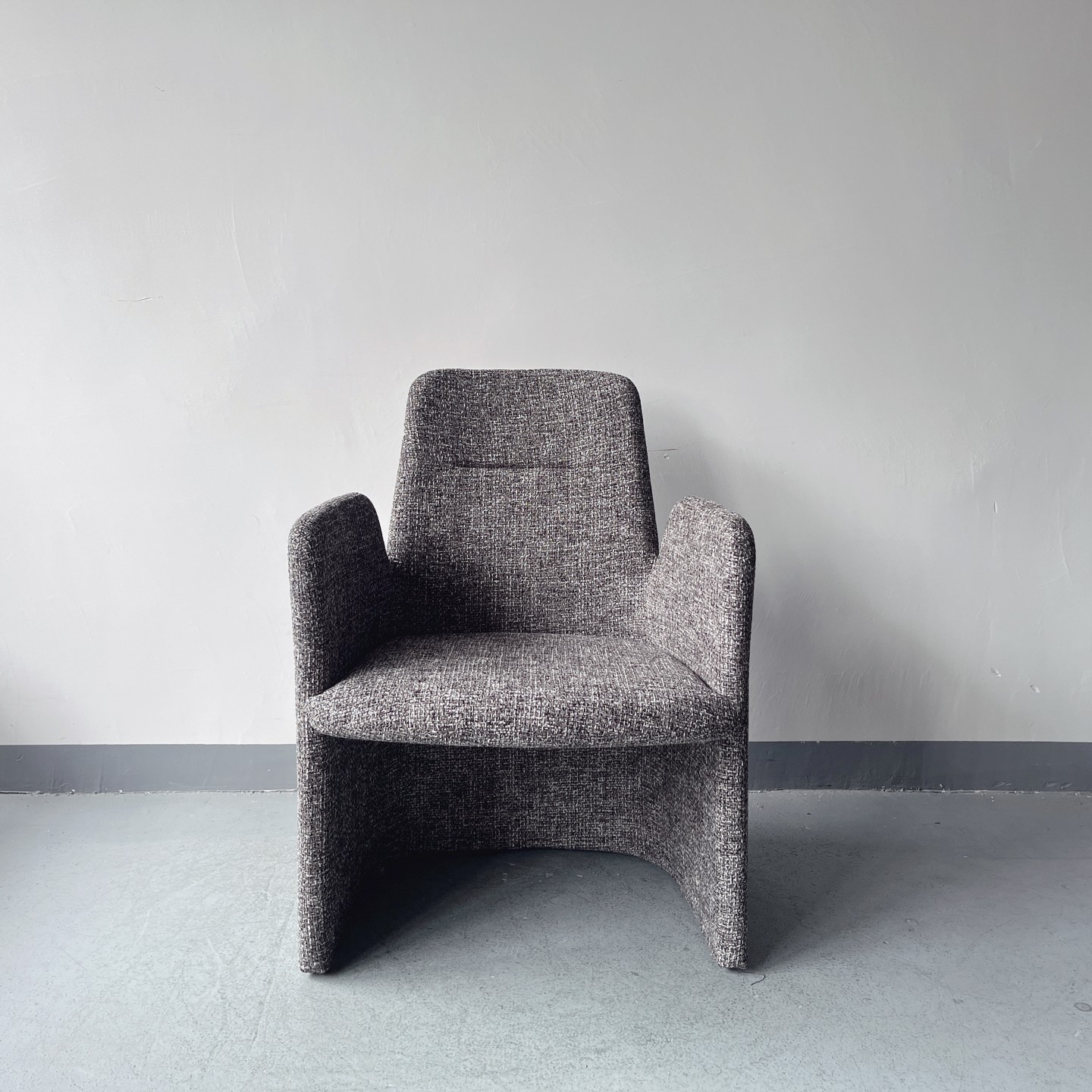 Sunrise Oriental Furniture - Poliform the Guest Chair