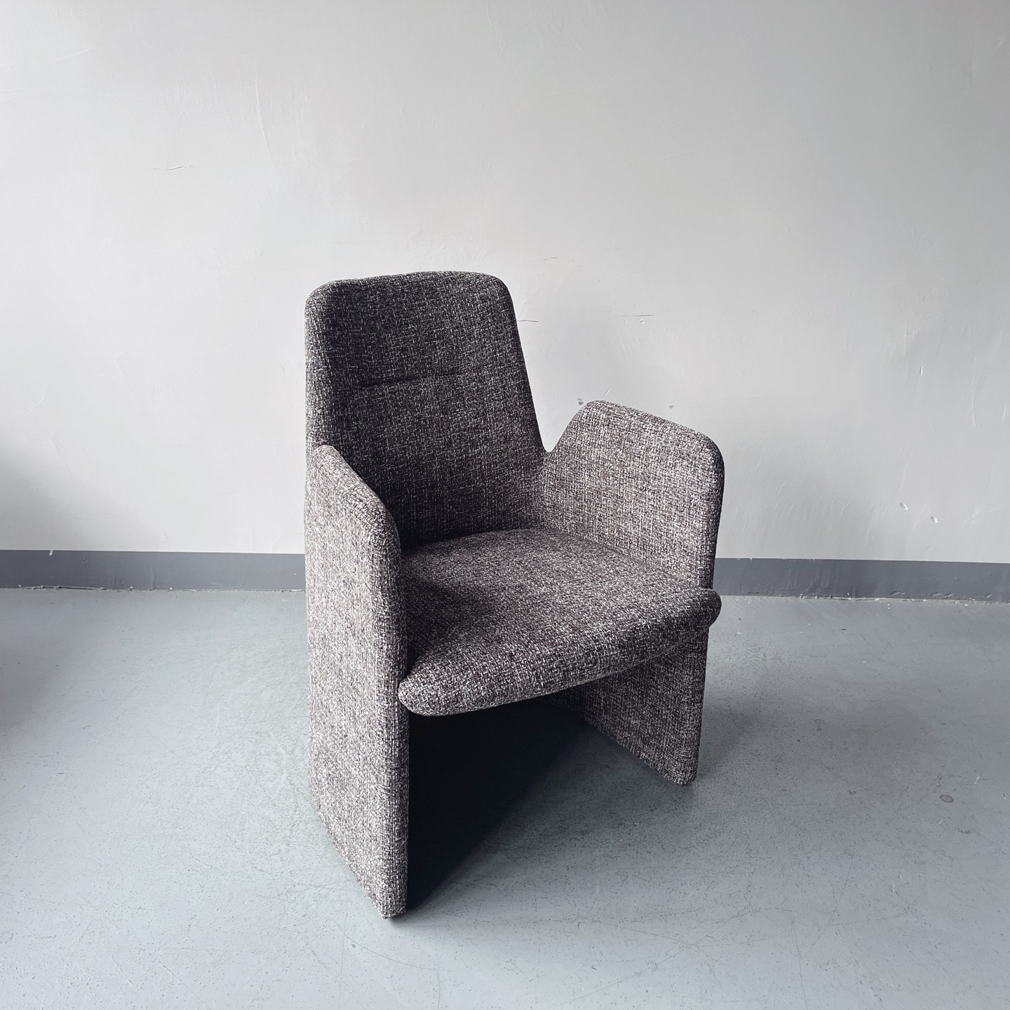 Sunrise Oriental Furniture - Poliform the Guest Chair