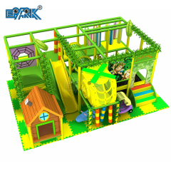 Pequeño patio de juegos interior, área de juegos para niños pequeños, túnel, tobogán, juegos para niños, equipo de juegos interior