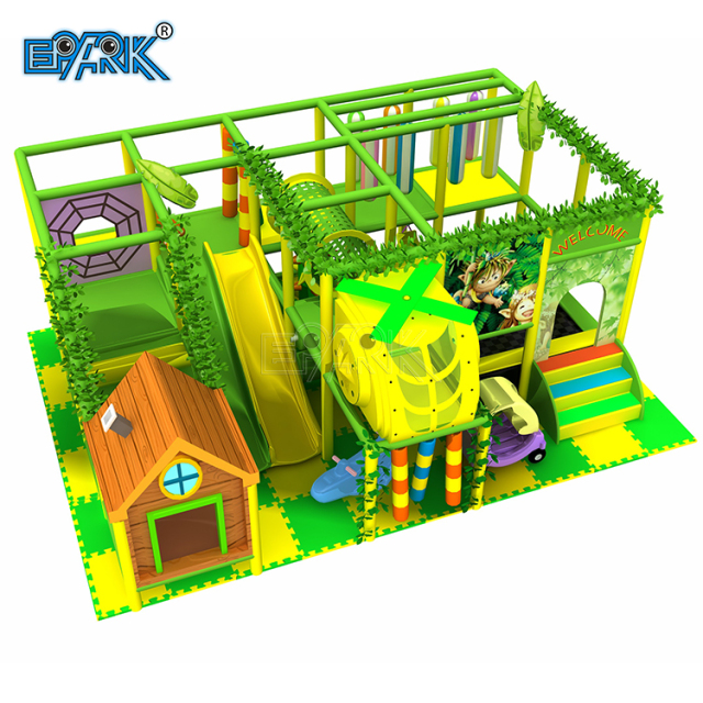 Pequeño patio de juegos interior, área de juegos para niños pequeños, túnel, tobogán, juegos para niños, equipo de juegos interior
