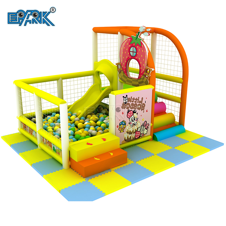 Pequeño patio de juegos interior, área de juegos para niños pequeños, túnel, tobogán, juegos para niños, equipo de juegos interior