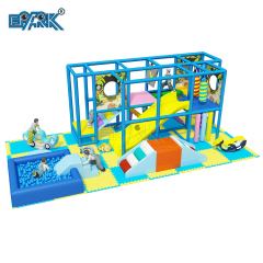 Pequeño patio de juegos interior, área de juegos para niños pequeños, túnel, tobogán, juegos para niños, equipo de juegos interior