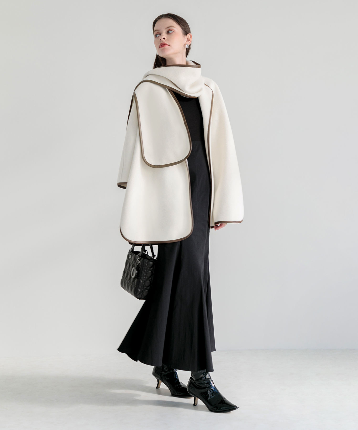 ドレスに合うアウター 3WAYレザーパイピングマフラー付きポンチョ風ミドルコート