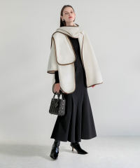 ドレスに合うアウター 3WAYレザーパイピングマフラー付きポンチョ風ミドルコート