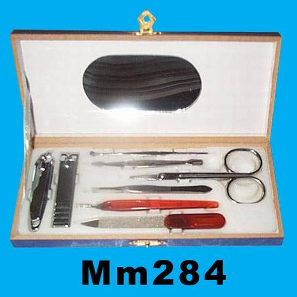 8PCS MANICURE SET in WOODEN BOX
