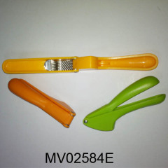 SS GARLIC PRESSER with PLASTIC Handle