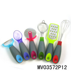 6PCS KITCHEN TOOLS (PEELER ICREAM SPOON PIZZA CUTTER STRAINER GRATER EGG BEATER)