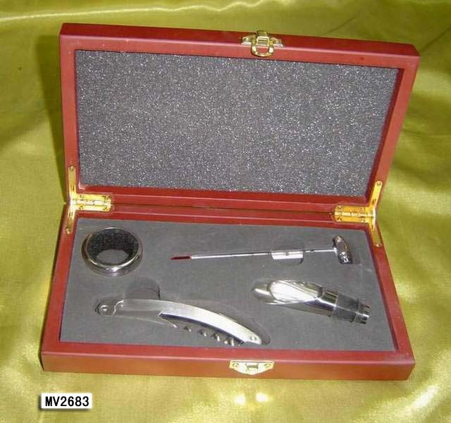 WINE SET in WOODEN BOX