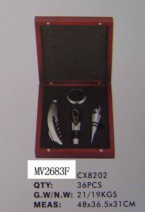 4PCS WINE SET in WOODEN BOX
