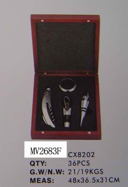 4PCS WINE SET in WOODEN BOX