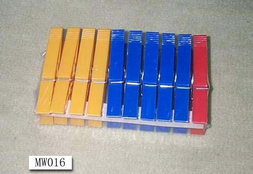 24PC PLASTIC PEGS IN POLY BAG with HEADER style 2