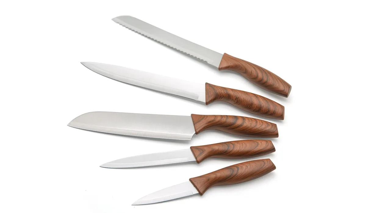 What factors influence the performance of a knife