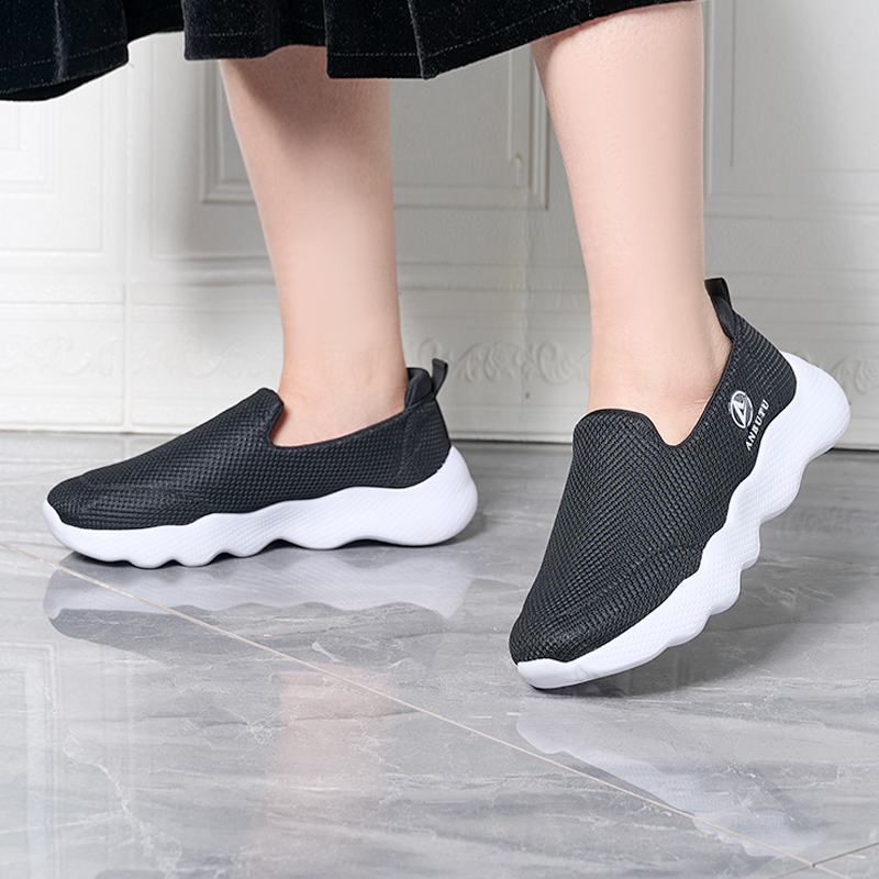 Custom Minimal Design Fashion Slip-on Casual Walking Shoes Cushioning Sport Casual Running Women Shoes