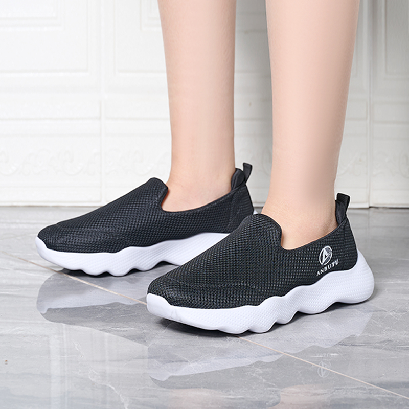 Custom Minimal Design Fashion Slip-on Casual Walking Shoes Cushioning Sport Casual Running Women Shoes