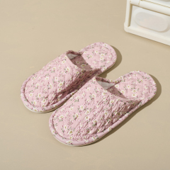 Wholesale Breathable and Flexible Silent Indoor Floor Slippers Ethnic Style Floral Pattern Closed Toe Fabric Home Slippers