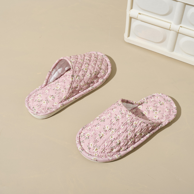 Wholesale Breathable and Flexible Silent Indoor Floor Slippers Ethnic Style Floral Pattern Closed Toe Fabric Home Slippers