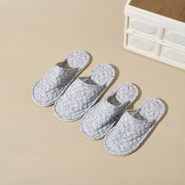 Wholesale Breathable and Flexible Silent Indoor Floor Slippers Ethnic Style Floral Pattern Closed Toe Fabric Home Slippers