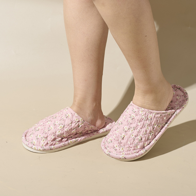 Wholesale Breathable and Flexible Silent Indoor Floor Slippers Ethnic Style Floral Pattern Closed Toe Fabric Home Slippers