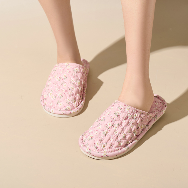 Wholesale Breathable and Flexible Silent Indoor Floor Slippers Ethnic Style Floral Pattern Closed Toe Fabric Home Slippers