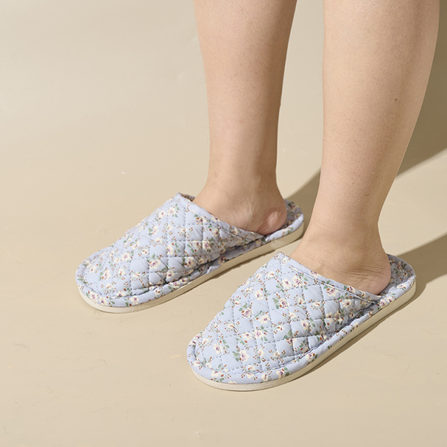 Wholesale Breathable and Flexible Silent Indoor Floor Slippers Ethnic Style Floral Pattern Closed Toe Fabric Home Slippers