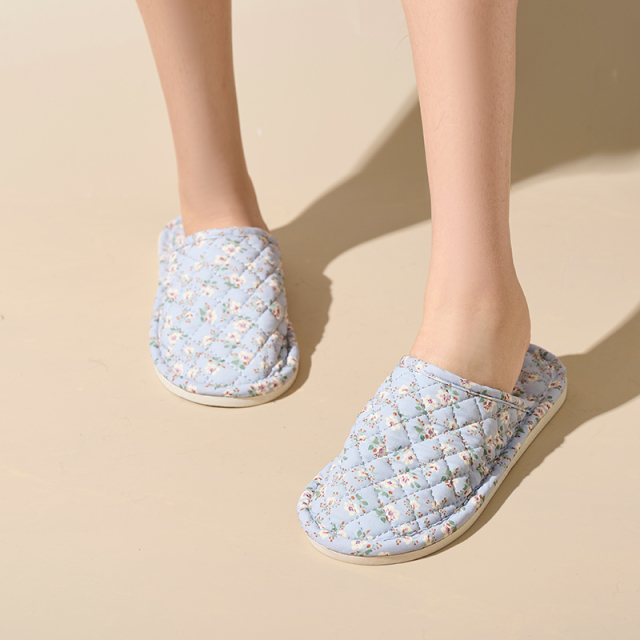 Wholesale Breathable and Flexible Silent Indoor Floor Slippers Ethnic Style Floral Pattern Closed Toe Fabric Home Slippers