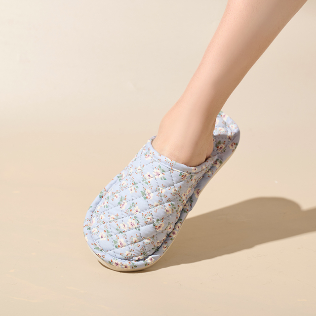 Wholesale Breathable and Flexible Silent Indoor Floor Slippers Ethnic Style Floral Pattern Closed Toe Fabric Home Slippers