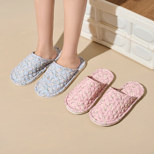 Wholesale Breathable and Flexible Silent Indoor Floor Slippers Ethnic Style Floral Pattern Closed Toe Fabric Home Slippers