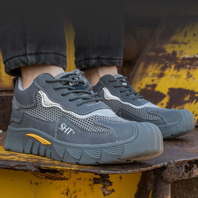 Wholesale Super-fine Leather Upper Work Shoes and Solid Rubber Sole Wear-resistant Men's Safety Shoes From the Manufacturer