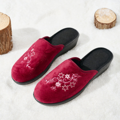 Wide Width Women's Slippers Quiet Non-Slip House Shoes Closed-Toe Design & Warm Thermal Felt Slipper for Indoor Winter Comfort
