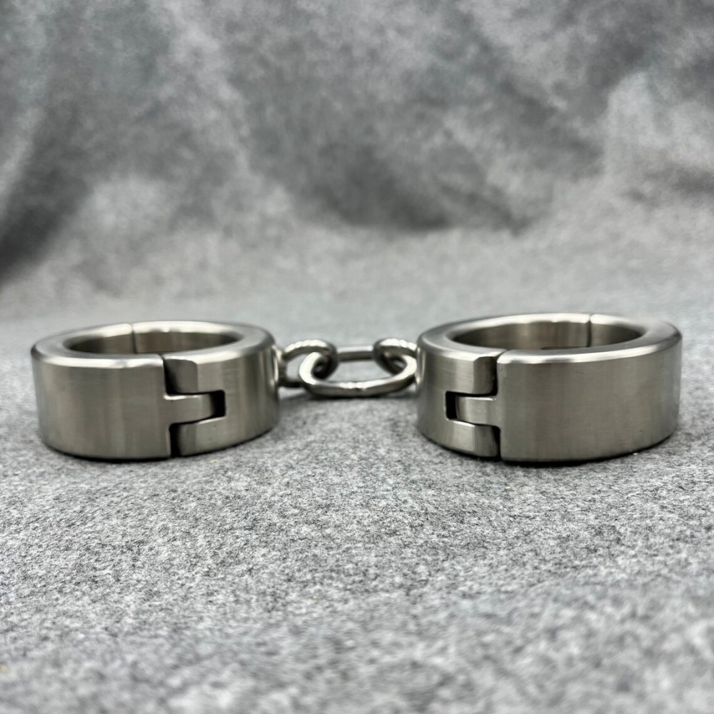 Locked By Lock Cylinder Steel Bondage Restraints Cuffs Size Customizable